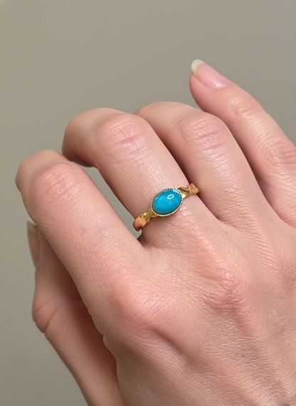 Bague labradorite anneau torsadé portée