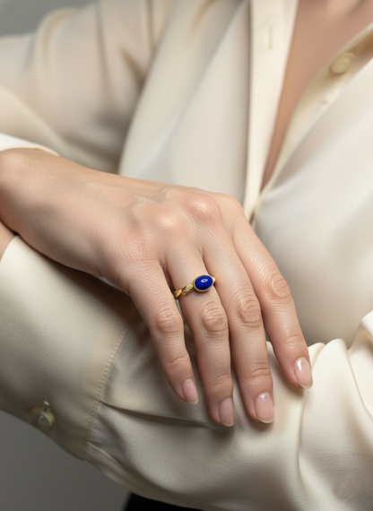 Bague laiton plaqué or et Lapis Lazuli portée