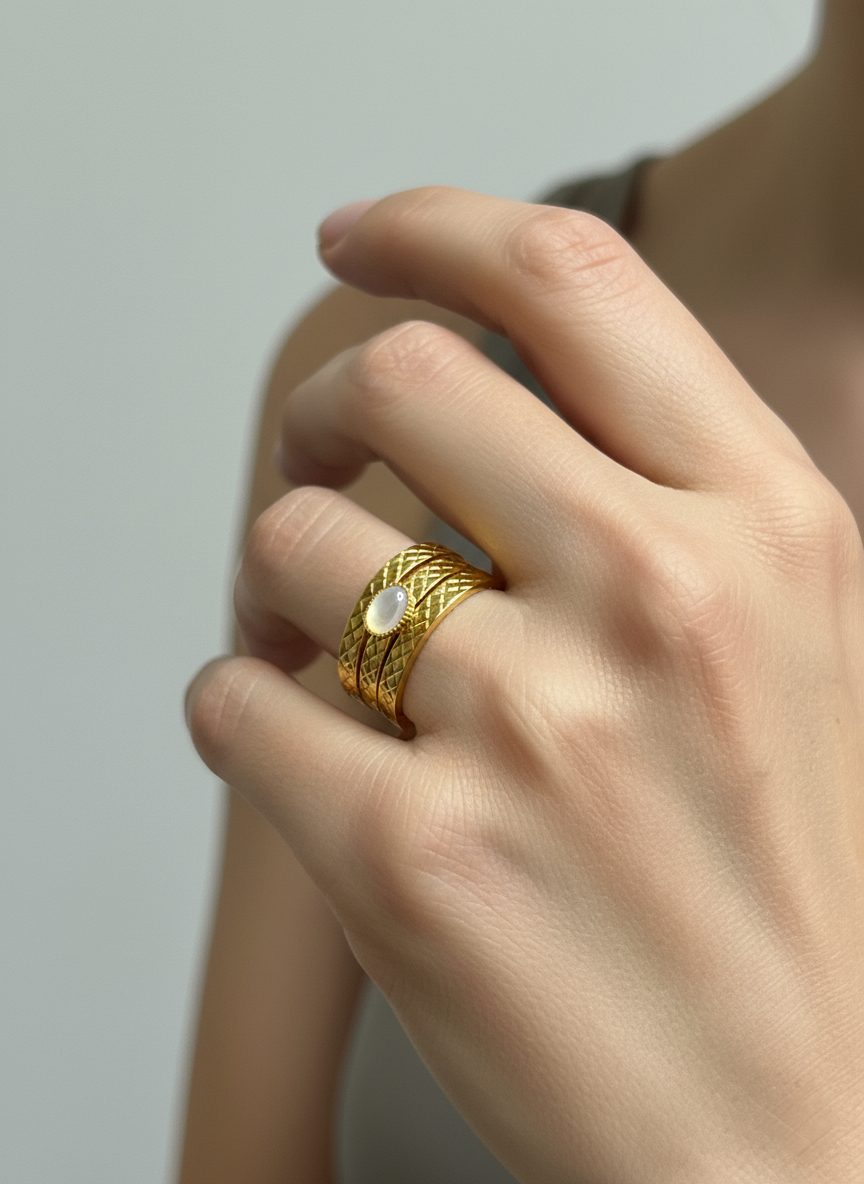 Bague 3 anneaux Sillage cabochon nacre portée