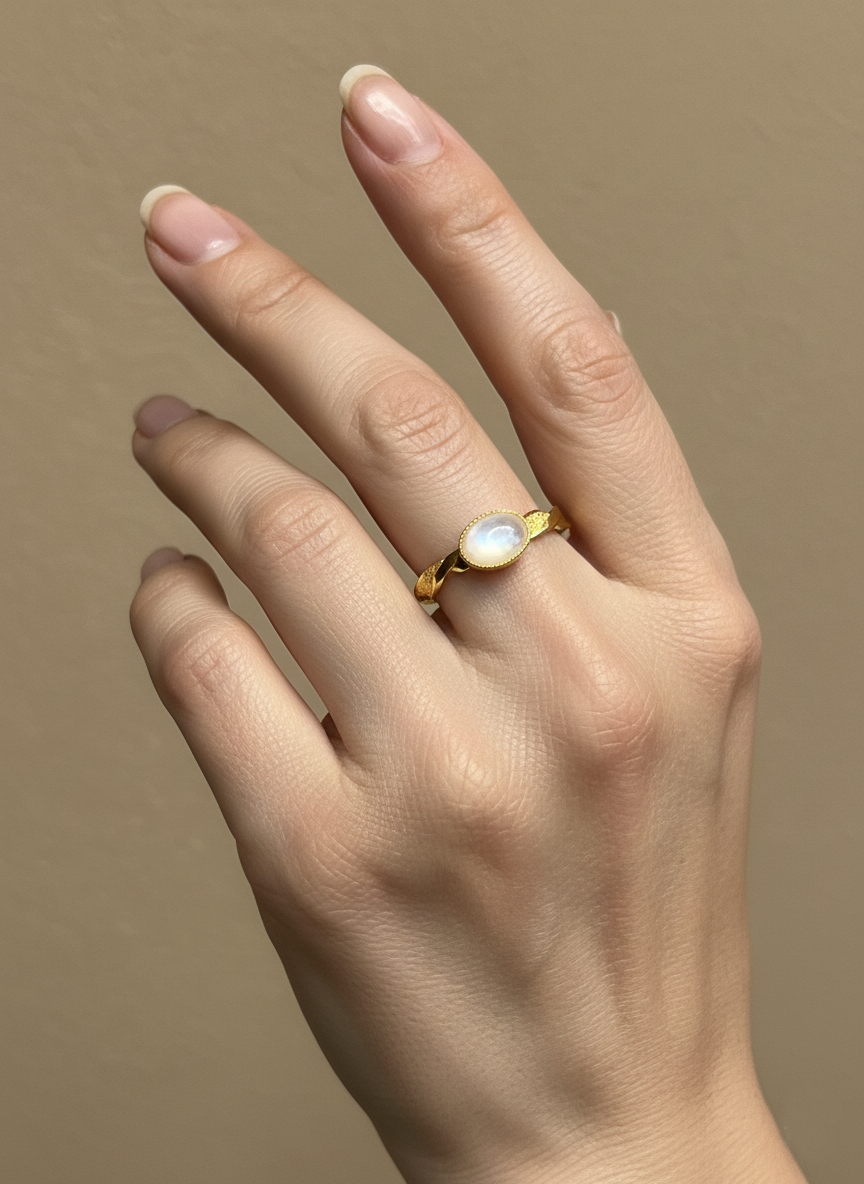 Bague cabochon nacre anneau torsadé porté