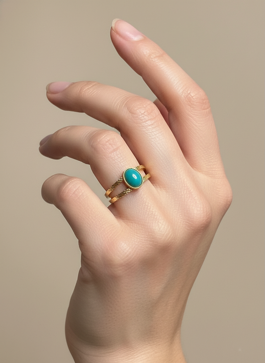 Bague Turquoise plaqué or portée 