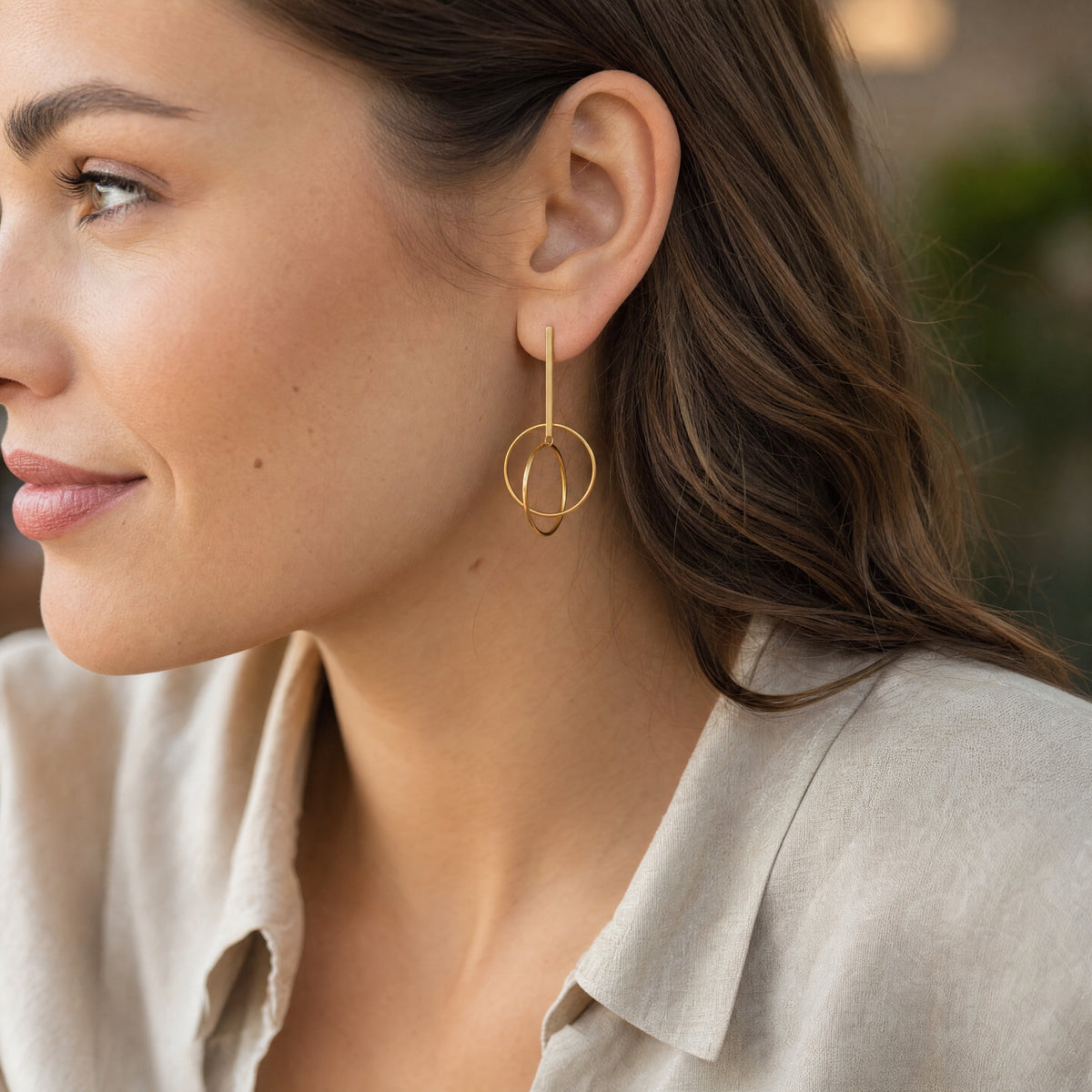 Boucles d'oreilles Planète laiton doré portées
