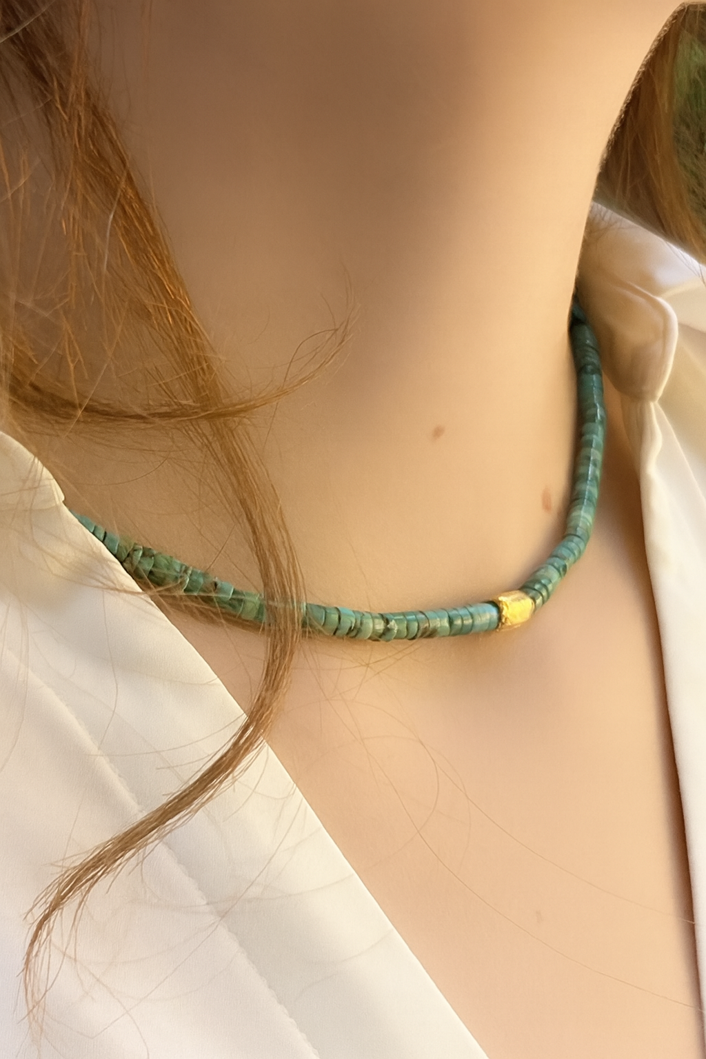 Collier Turquoise et or porté