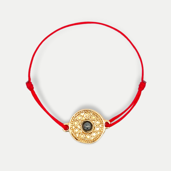 Bracelet-cordon-rouge-médaille